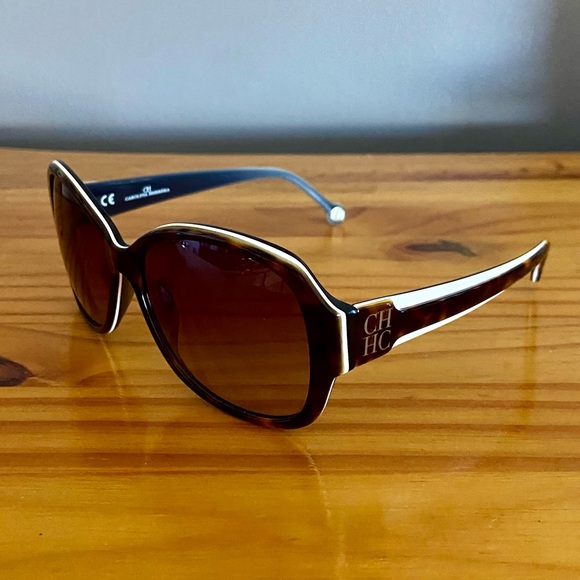 Carolina Herrera Oversized Sunglasses She539 in Tortoise with White Trim - Picture 6 of 11